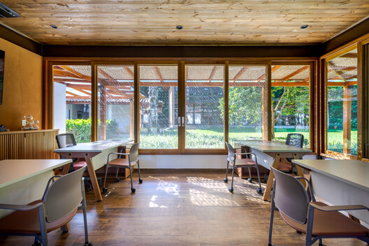 Edificio de Coordinadores de la Asociación Barreiros / Dall'Ovo Magalhães Arquitetura - Fotografía interior, Comedor, Madera, Mesas, Sillas, Vidrio