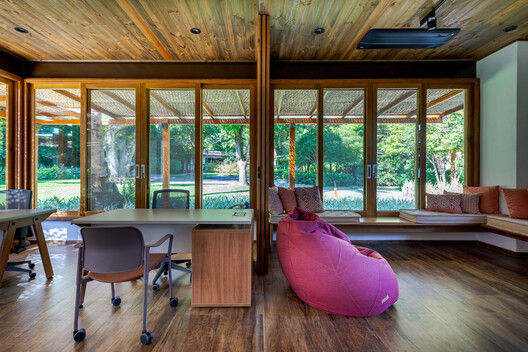 Edificio de Coordinadores de la Asociación Barreiros / Dall'Ovo Magalhães Arquitetura - Fotografía interior, Madera, Sillas, Vidrio