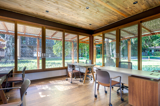 Edificio de Coordinadores de la Asociación Barreiros / Dall'Ovo Magalhães Arquitetura - Fotografía interior, Comedor, Madera, Vidrio, Sillas