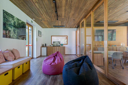 Edificio de Coordinadores de la Asociación Barreiros / Dall'Ovo Magalhães Arquitetura - Fotografía interior, Sala de estar, Madera, Iluminación, Mesas, Sillas