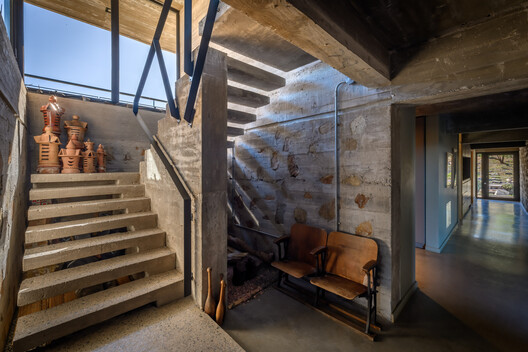 Casa en el Dragón / Cristian Nanzer - Fotografía interior, Escaleras, Madera, Fijación Vigas