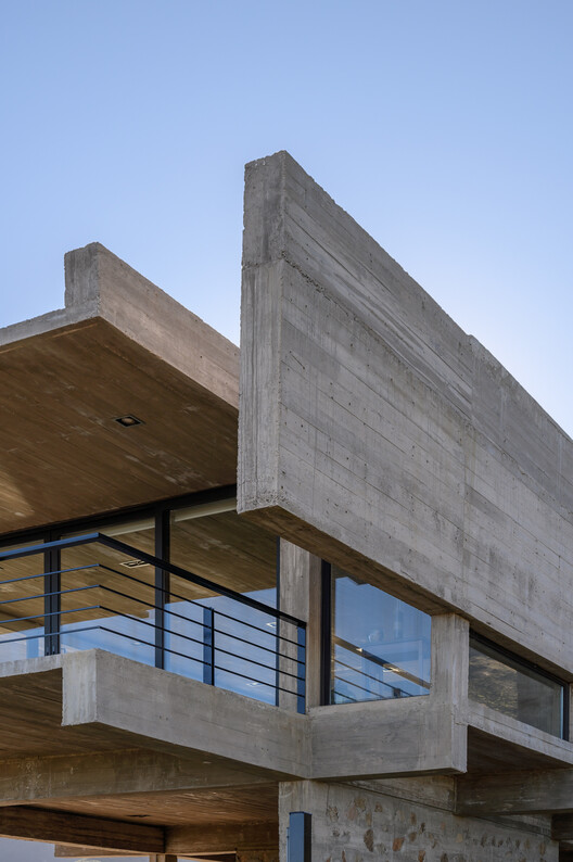 Casa en el Dragón / Cristian Nanzer - Fotografía exterior, Madera, Fijación Vigas, Concreto, Pilares