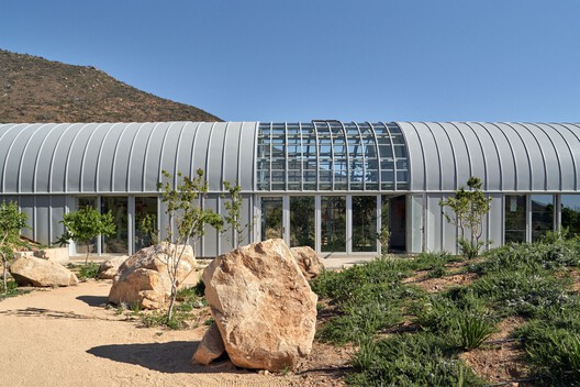 Designing with Vaults: 10 Residential Projects that Maximize Light and Volume - Image 9 of 12