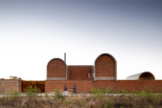 Designing with Vaults: 10 Residential Projects that Maximize Light and Volume - Image 10 of 12