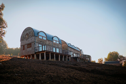 Designing with Vaults: 10 Residential Projects that Maximize Light and Volume - Image 8 of 12