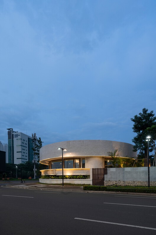 Hygge Cafe / Dhanie & Sal - Exterior Photography, Concrete