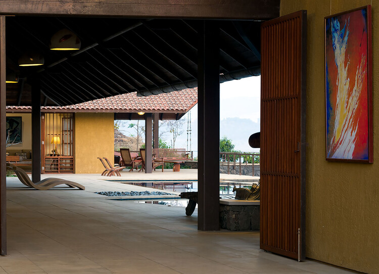 Casa de Panshet/Opolis Architects - Fotografía interior, madera, vigas fijas, sillas