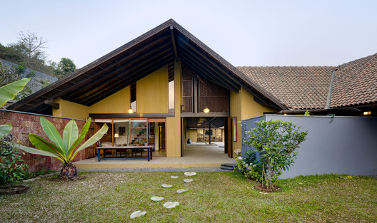 House at Panshet / Opolis architects