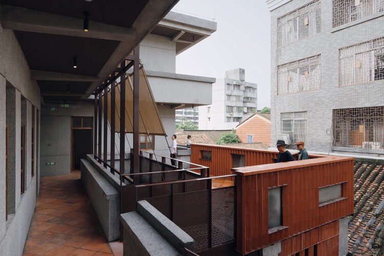 Guanyao de Foshan/Greyspace Architects Center for Culture and Arts - Fotografía interior, madera, balcón, concreto