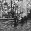 Adventure playground, Copenhagen, 1985. Image © Mogens Falk‑Sørensen, Stadsarkivets fotografiske Atelier via Wikimedia Commons, under license CC BY 2.5 Parques infantiles no convencionales: creatividad, riesgo y libertad en el juego - Image 1 of 4