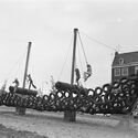Band-ship (“bandenschip”) structure made of tires in Oostenburgermiddenstraat, Amsterdam. Image © Anefo via Wikimedia Commons, under license CC BY-SA 3.0 Parques infantiles no convencionales: creatividad, riesgo y libertad en el juego - Image 2 of 4