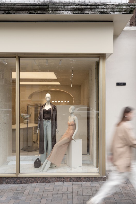 PAPAYA Brand Showroom / Between The Walls - Interior Photography