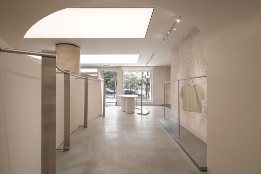 PAPAYA Brand Showroom / Between The Walls - Interior Photography