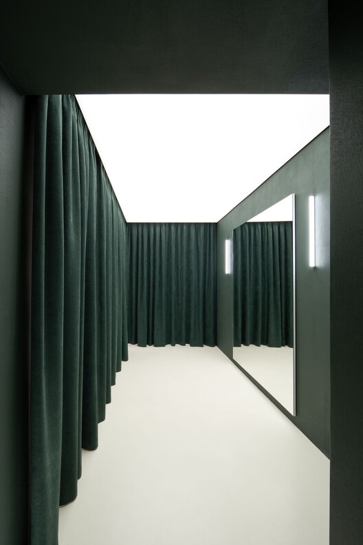 PAPAYA Brand Showroom / Between The Walls - Image 15 of 31