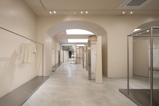 PAPAYA Brand Showroom / Between The Walls - Interior Photography