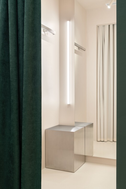 PAPAYA Brand Showroom / Between The Walls - Image 17 of 31