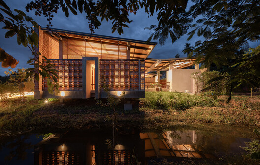 Cheewit Cheewa Home of Nature / Teerachai Leesuraplanon, Thitiphong Phoonthong - Exterior Photography, Wood