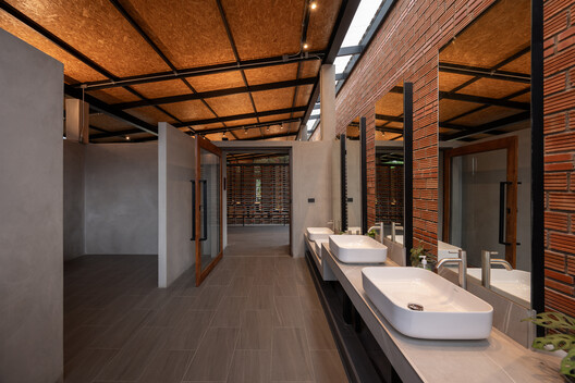 Cheewit Cheewa Home of Nature / Teerachai Leesuraplanon, Thitiphong Phoonthong - Interior Photography, Bathroom, Wood, Brick, Beam