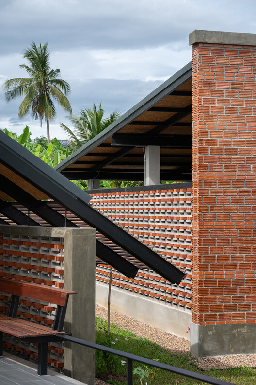 Cheewit Cheewa Home of Nature / Teerachai Leesuraplanon, Thitiphong Phoonthong - Exterior Photography, Brick