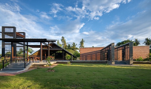 Cheewit Cheewa Home of Nature / Teerachai Leesuraplanon, Thitiphong Phoonthong