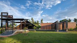 Cheewit Cheewa Home of Nature / Teerachai Leesuraplanon, Thitiphong Phoonthong