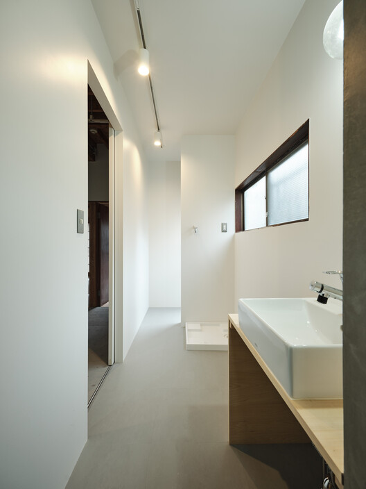 Itabashi House / ROOVICE - Interior Photography, Bathroom, Lighting, Glass
