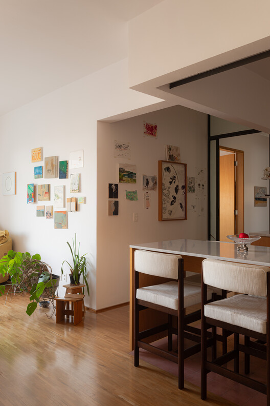 Apartamento Alfonso Bovero / Guido Otero Arquitetura - Fotografia de Interiores, Sala de Jantar, Madeira, Mesa, Iluminação, Cadeira