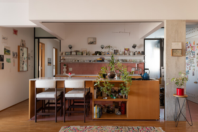 Apartamento Alfonso Bovero / Guido Otero Arquitetura - Fotografia de Interiores, Sala de Jantar, Madeira, Mesa, Iluminação, Cadeira, Prateleira