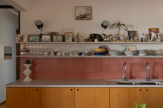 Apartamento Alfonso Bovero / Guido Otero Arquitetura - Fotografia de Interiores, Cozinha, Madeira, Bancada, Iluminação, Prateleira, Pia