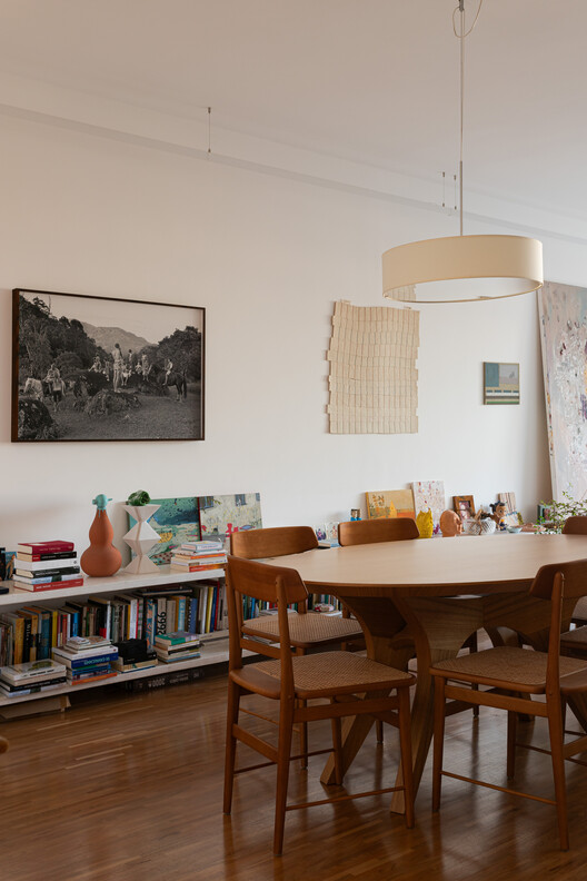 Apartamento Alfonso Bovero / Guido Otero Arquitetura - Fotografia de Interiores, Sala de Jantar, Madeira, Mesa, Cadeira, Iluminação, Prateleira