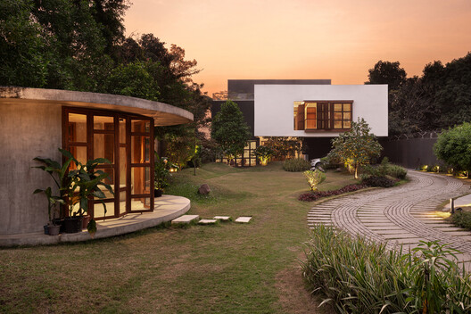 Cantilever Residence / Abin Design Studio