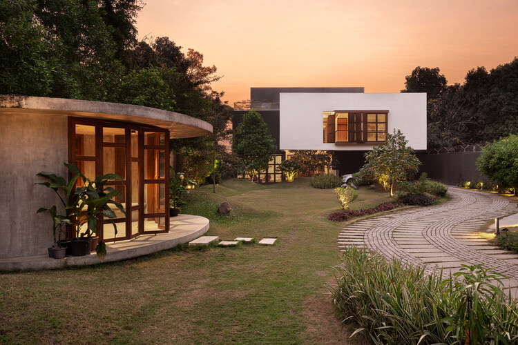 Cantilever Residence / Abin Design Studio - Exterior Photography, Garden