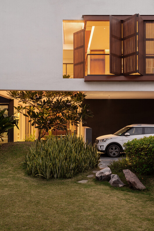 Cantilever Residence / Abin Design Studio - Exterior Photography, Courtyard, Balcony