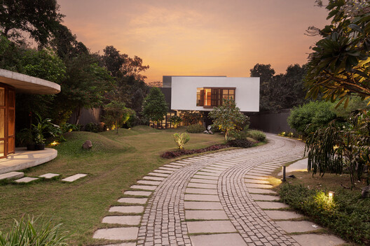Cantilever Residence / Abin Design Studio - Exterior Photography, Garden