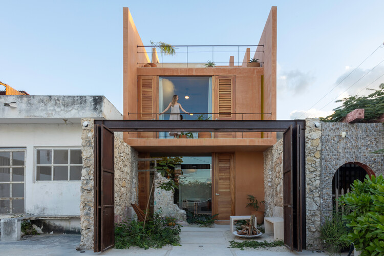 Casa de Puerto / TACO taller de arquitectura contextual  - Fotografía exterior, Casas, Puerta, Escaleras, Balcón