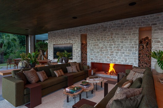 Haras / Negrelli & Teixeira - Fotografia de Interiores, Sala de Estar, Sofá, Madeira, Mesa, Iluminação, Cadeira