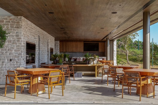 Haras / Negrelli & Teixeira - Fotografia de Interiores, Sala de Jantar, Madeira, Viga, Cadeira