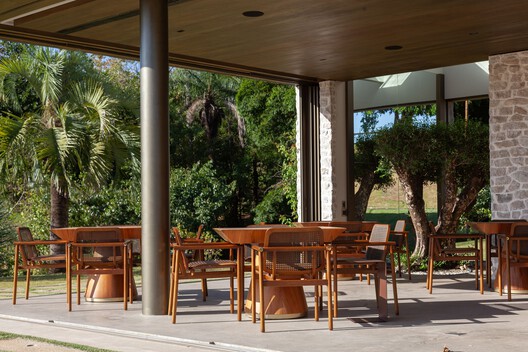 Haras / Negrelli & Teixeira - Fotografia de Interiores, Sala de Jantar, Madeira, Cadeira, Pilar, Viga, Pátio
