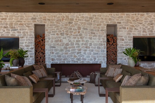 Haras / Negrelli & Teixeira - Fotografia de Interiores, Sala de Estar, Madeira, Sofá, Mesa, Cadeira