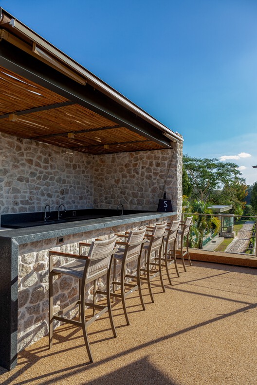 Haras / Negrelli & Teixeira - Fotografia de Exterior, Madeira, Cadeira, Pátio, Balcão