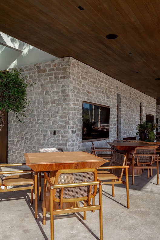 Haras / Negrelli & Teixeira - Fotografia de Interiores, Sala de Jantar, Madeira, Tijolo, Mesa, Cadeira, Viga