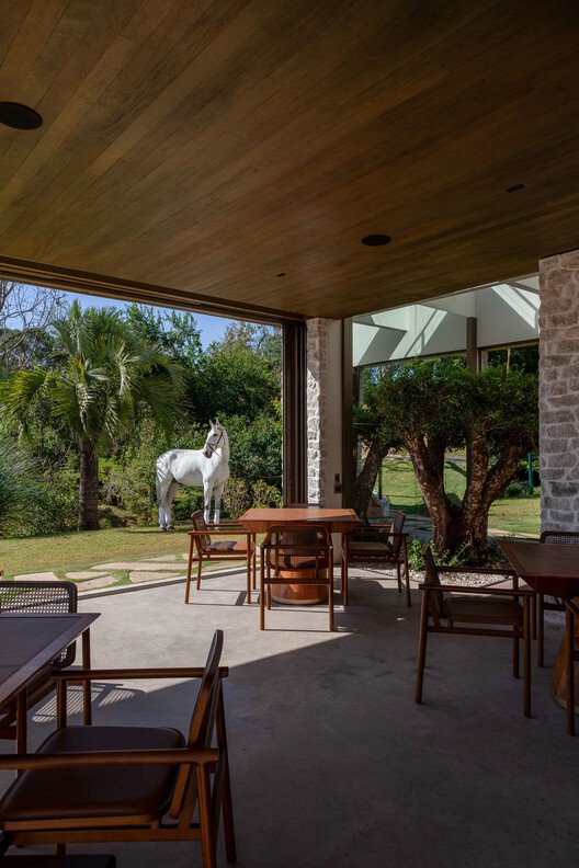 Haras / Negrelli & Teixeira - Fotografia de Interiores, Sala de Jantar, Madeira, Cadeira, Viga, Pátio
