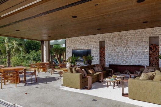 Haras / Negrelli & Teixeira - Fotografia de Interiores, Sala de Estar, Madeira, Cadeira, Viga, Pátio