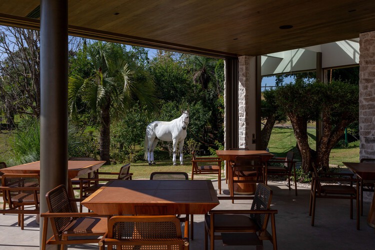 Haras / Negrelli & Teixeira - Fotografia de Interiores, Sala de Jantar, Madeira, Cadeira, Pilar, Pátio, Viga