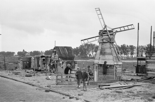 Unconventional Playgrounds: Built from Junk, Shaped by Concrete, Freed by Play - Image 11 of 13