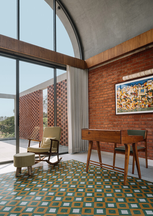 Teen Vaults House / Vaissnavi Shukl - Interior Photography, Brick, Chair
