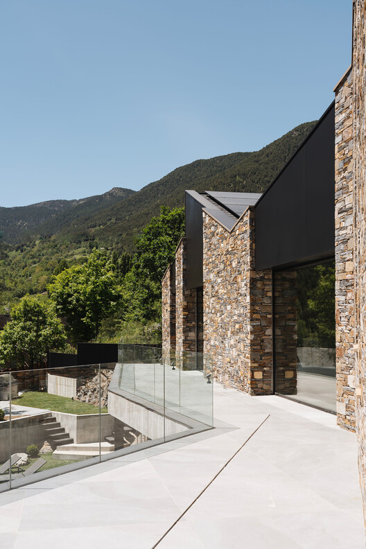 Villa con arquitectura MR - Imagen 13 de 35