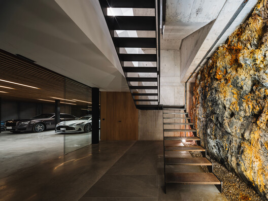 Villa W / Architecture MR - Fotografía interior, Escaleras, Concreto, Fijación Vigas