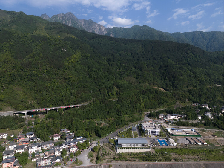  “绵茂公路”纪念展览馆设计 / 上海交通大学设计学院昊德工作室 - 建筑图
