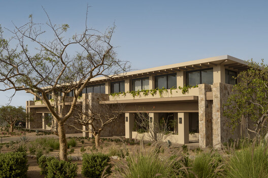 Edifício Administrativo Canyon Market / Medeza - Fotografia de Exterior, Pilar